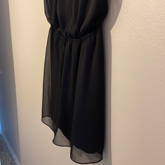 Strapless flowy shear outer layer with a soft lining under - Picture 2 of 4